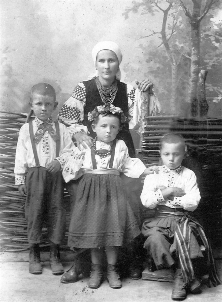 Тарапон Петро Афанасієвич (1862-1938) його дружина в дівоцтві Руденко-Срібна Палажка Петрівна (1866-1936) посередині стоїть онук Ярмак Олександр Феоктистович 