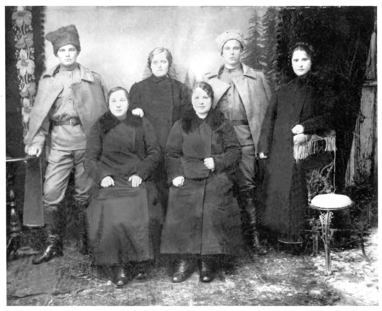 Праворуч крайня стоїть Анна Малашевська (Тарапон). Ліворуч крайній Ярмак Феоктист Октанович (перший чоловік, батько Саші Ярмака) загинув на станції Переяславська в 1918 чи 1919 роках