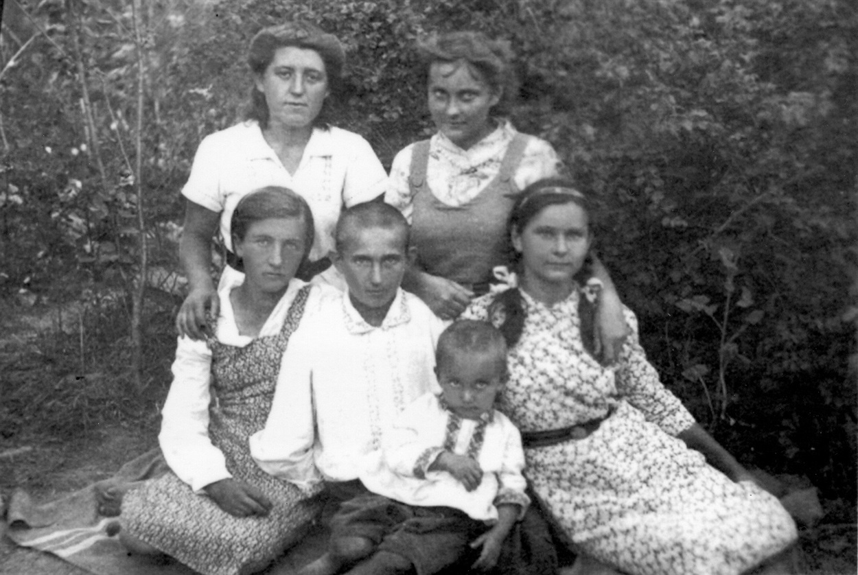 Зліва на право другий ряд Міля Василенко, Маруся Малашевська
Перший ряд Оля Василенко, Петро Іванович Тарапон, Анатолій Іванович Тарапон, Тоня Малашевська
