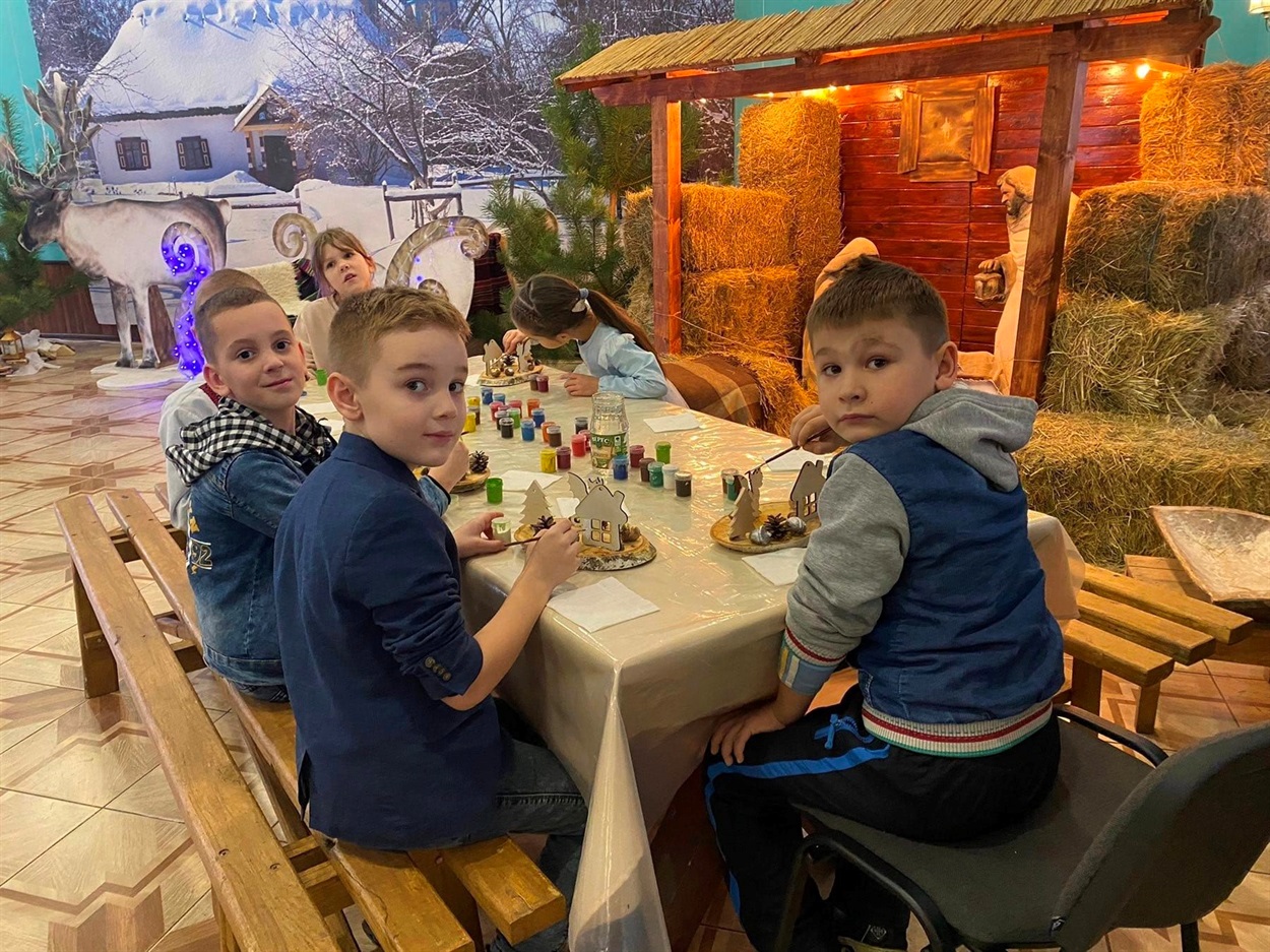 Діти виготовляють новорічну композицію на майстер-класі у резиденції Святого Миколая в Переяславі. 2023 р. 