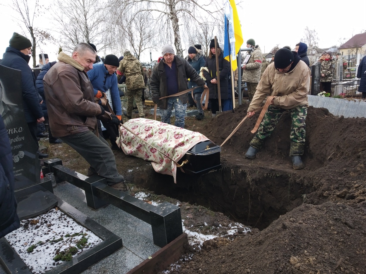 Воїна Олександра Пилипенка поховали на Підварському цвинтарі, поряд з могилою батька 