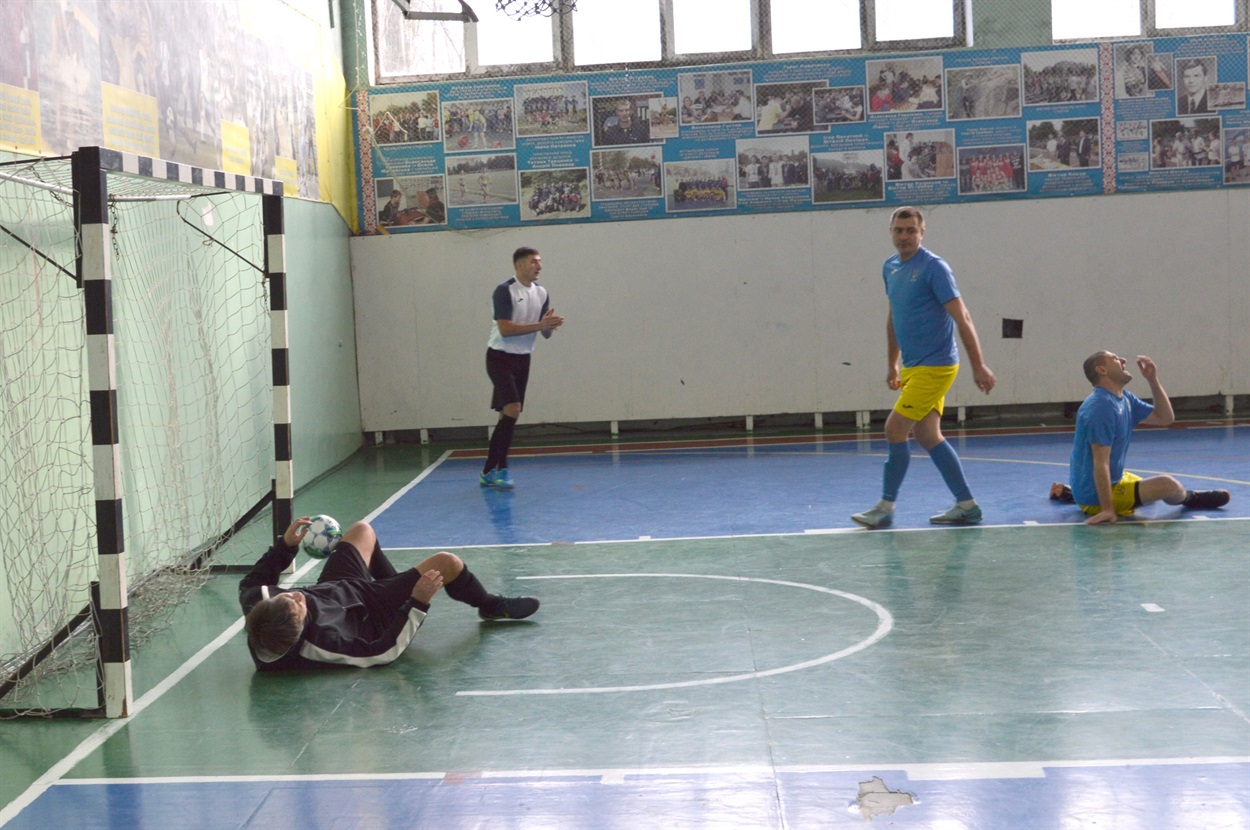 М’яч у сітці воріт ФК «Бурти»