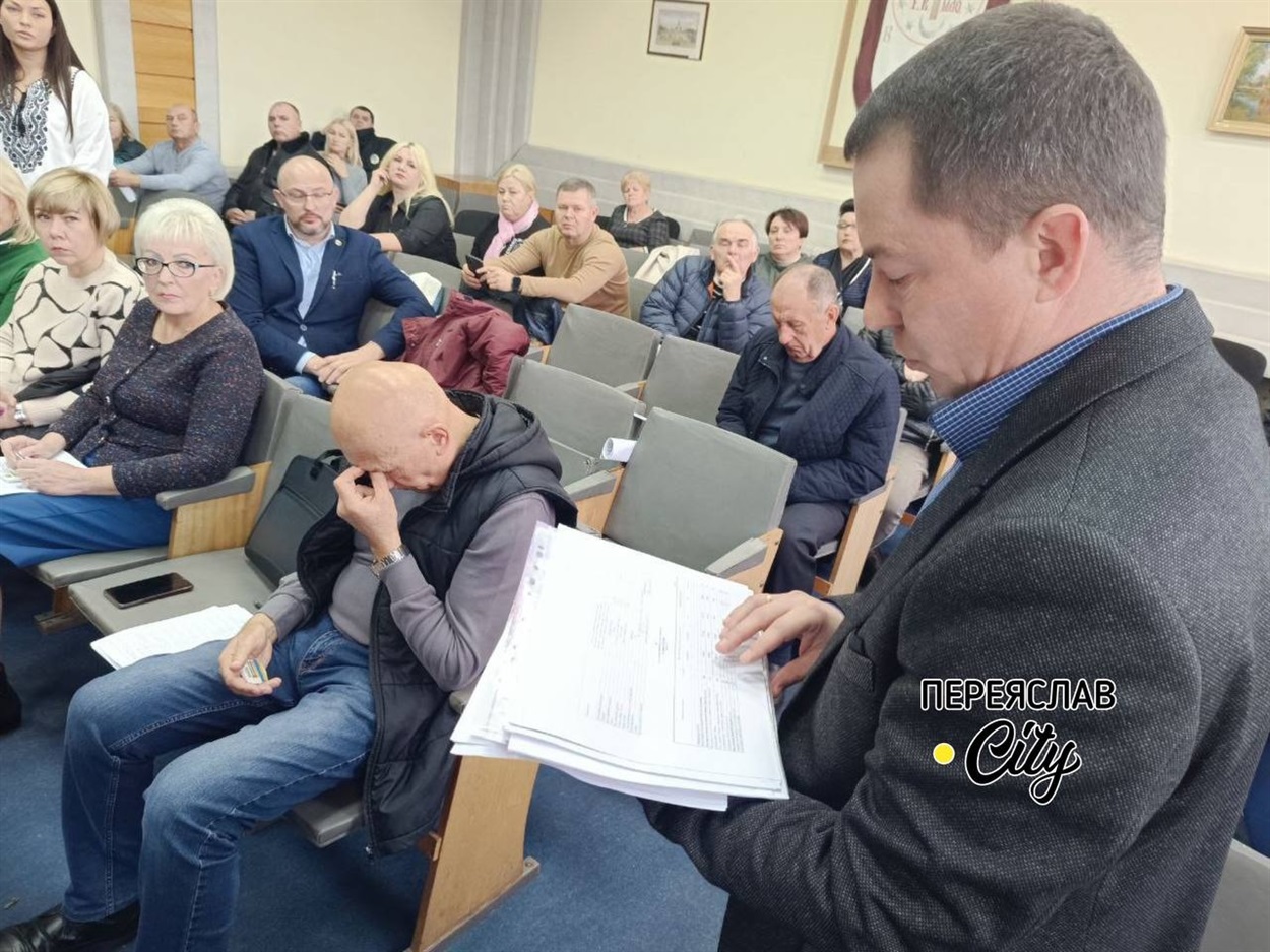 Віктор Атаманенко на сесії міськради в листопаді 2023 р. звітує про роботу Переяславської БЛІЛ