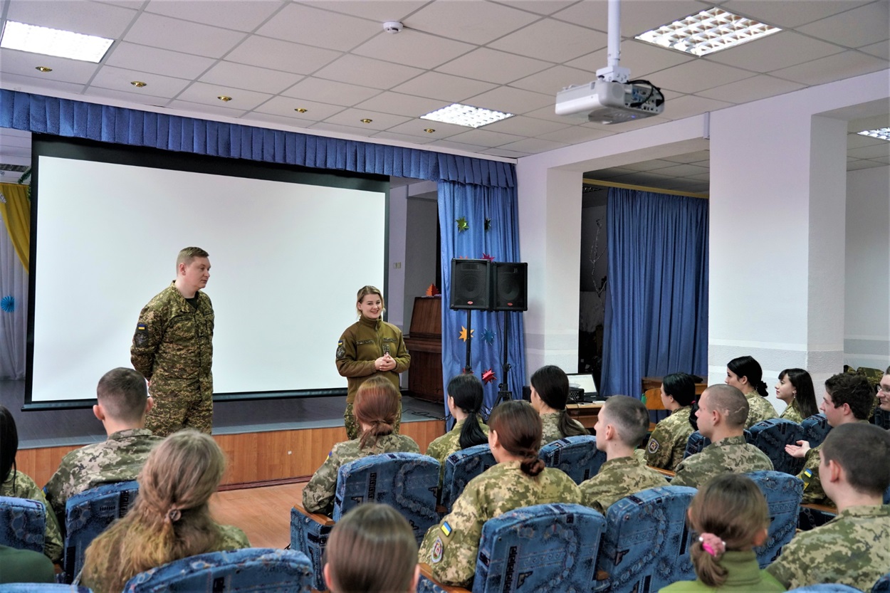 Нацгвардійці у ліцеїстів "Патріоту" – часті гості.  Заняття проводять Дмитро Олійник та Марія Вальковець. Переяслав. Січень 2024 р. 