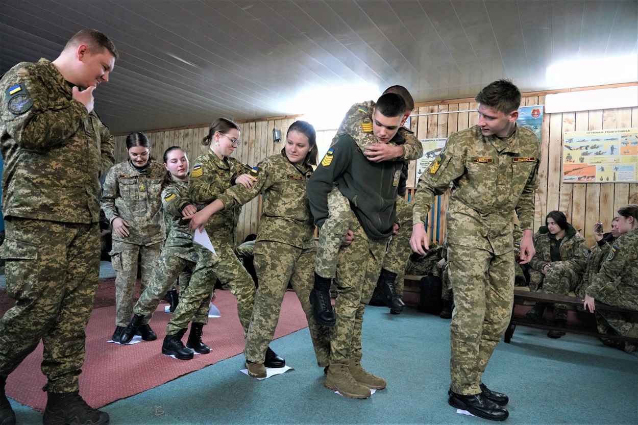 Вправи зі згуртування провели під час повітряної тривоги у сховищі