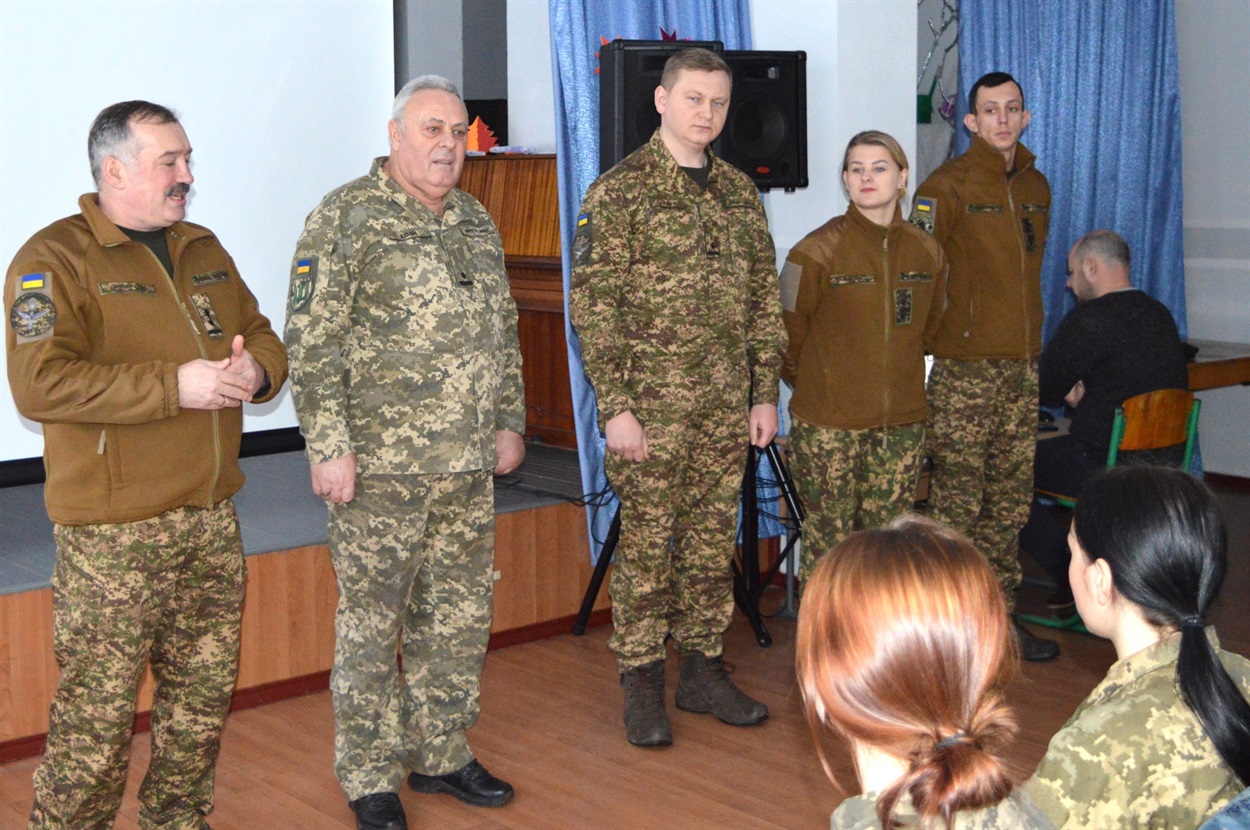 Директор ліцею "Патріот" Василь Козій (другий ліворуч) з офіцерами Нацгвардії 