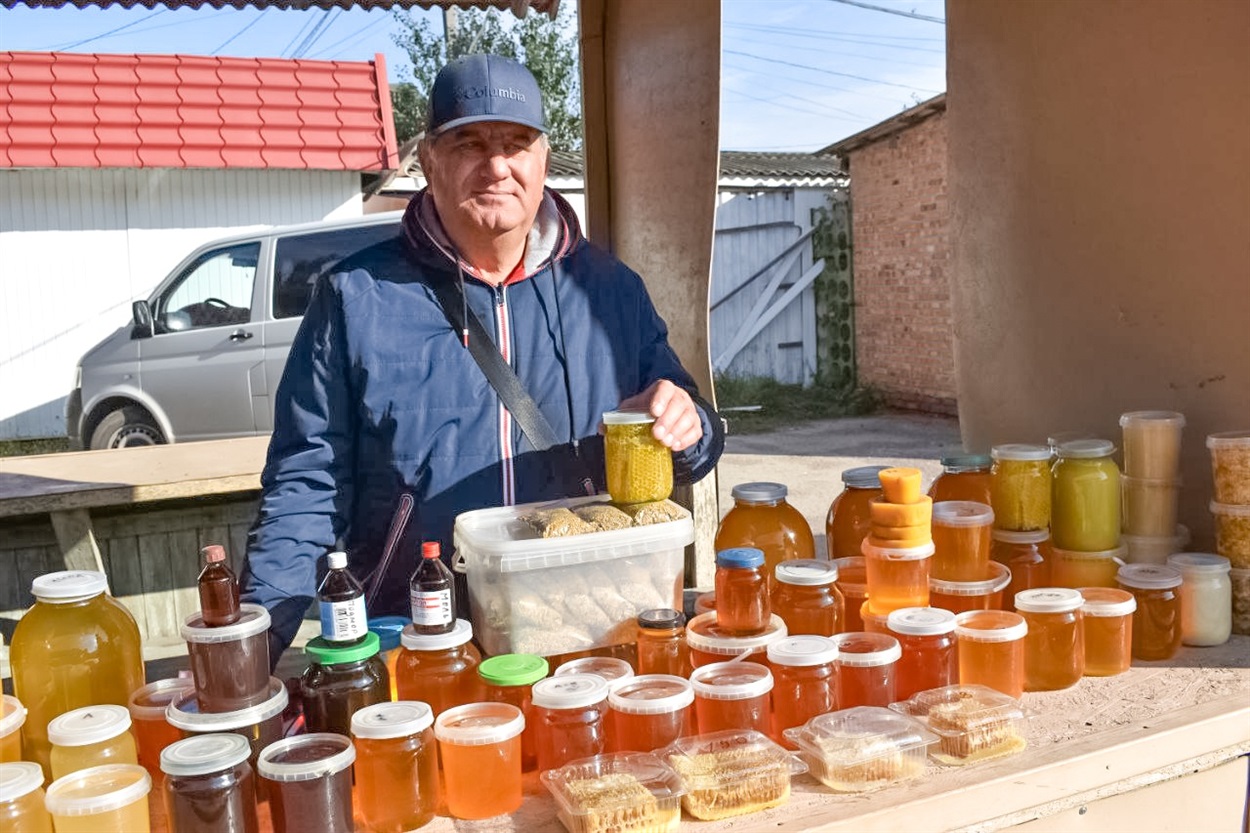 Пасічник свою продукцію продає на місцевому базарі
