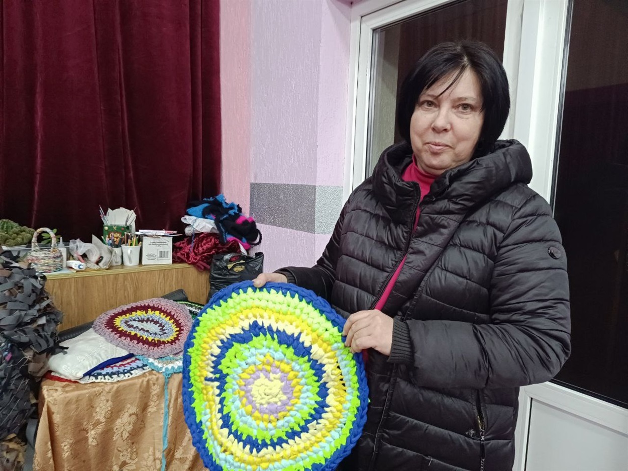 Надія Лукіна показує килимок із флісу, він легкий і теплий 