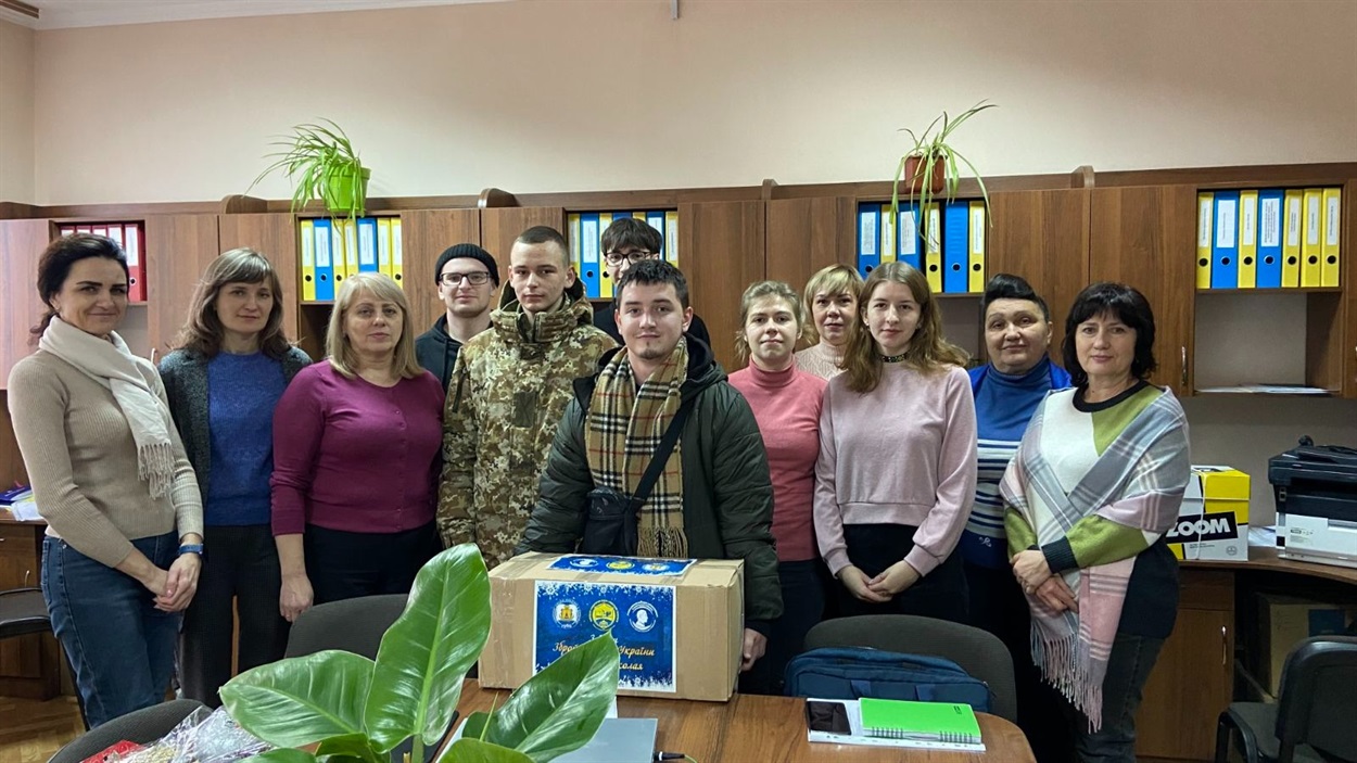 Гостинці військовослужбовцю Михайлу зібрали від студентів університету 