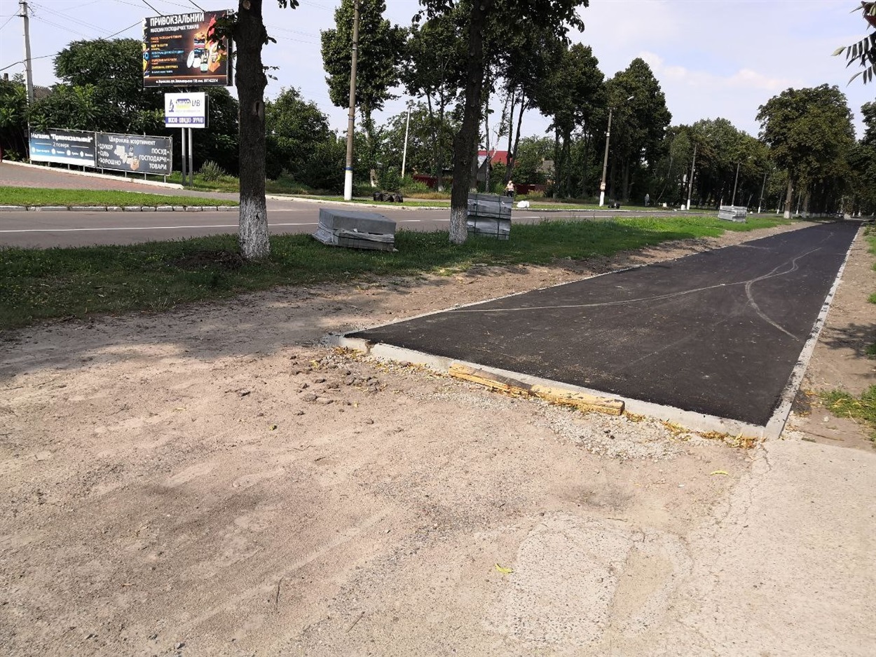 У такому вигляді підрядник ТОВ "Автобудтрек" здав готовий тротуар у Переяславі на вул. Б.Хмельницького Липень, 2023 р. 