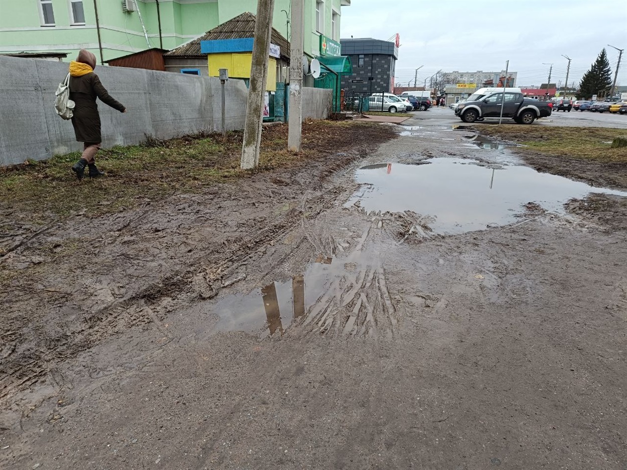 Відрізок тротуару від упорядкованої ділянки навпроти АТБ до початку новозбудованого тротуару на вул Б. Хмельницького пішоходи обходять попід парканами. Січень, 2024 р. 