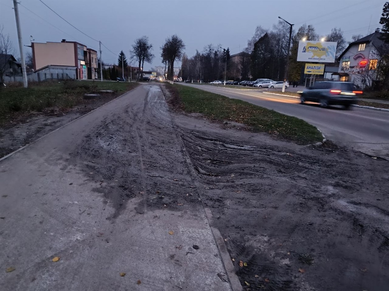 Новим тротуаром у Переяславі на вул. Б.Хмельницького  почали заїжджати автівки. Листопад 2023 року. 