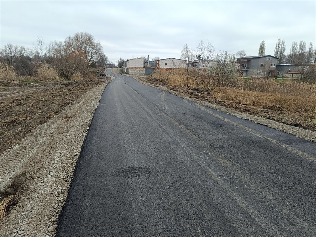 "Бандитську" дорогу зробили  в Переяславі наприкінці листопада 2023 року. Цей підрядник (ТОВ "ТІрел Індастріс" нібито пообіцяв довести до ладу тротуар на Б. Хмельницького. Навесні... 