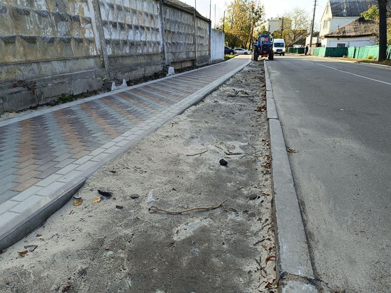 Ділянка тротуару на вул. Шевченка в Переяславі, збудованого восени 2023 р. Заради нього постраждали  дерева, які там росли
