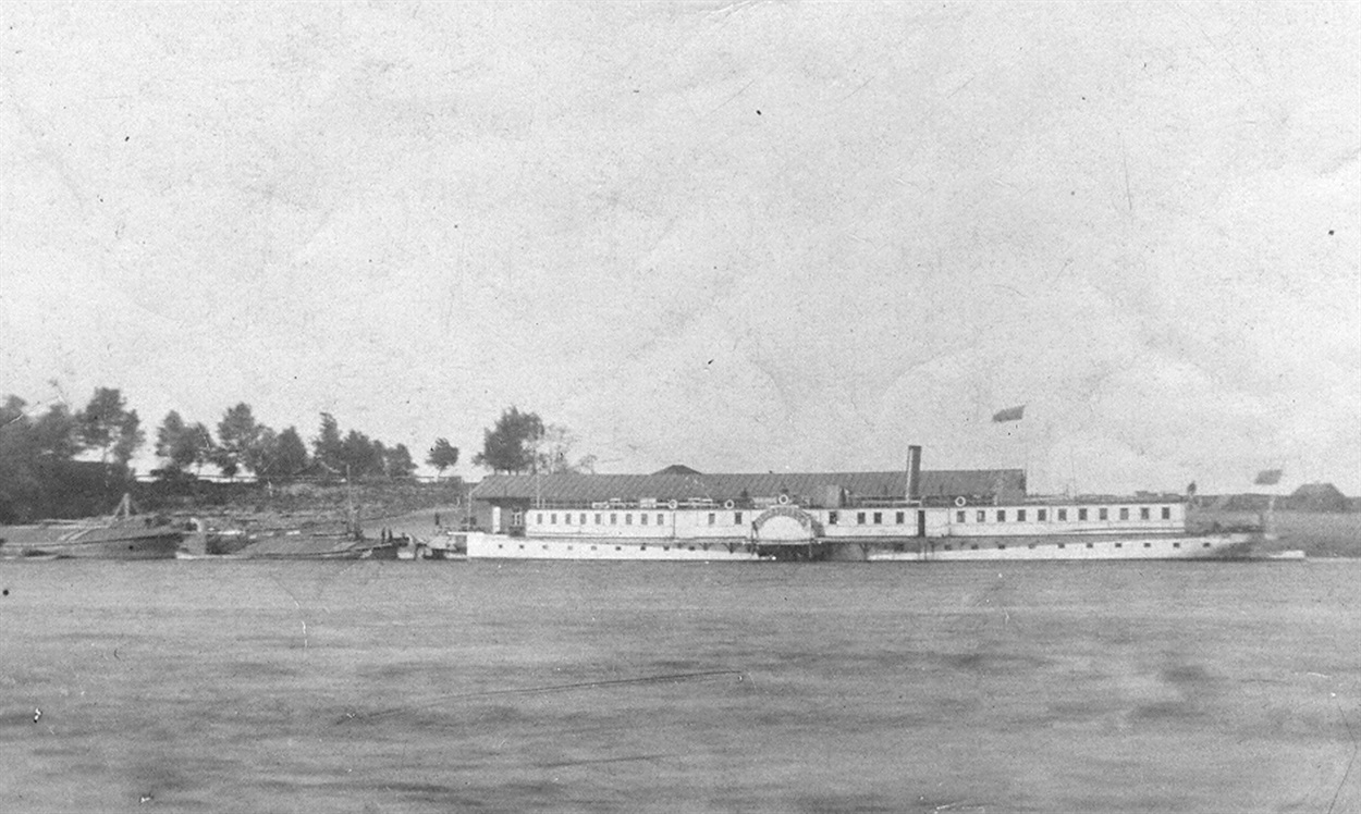 Біля Переяславської пристані пароплав «Цесаревич» світлина 1910 року