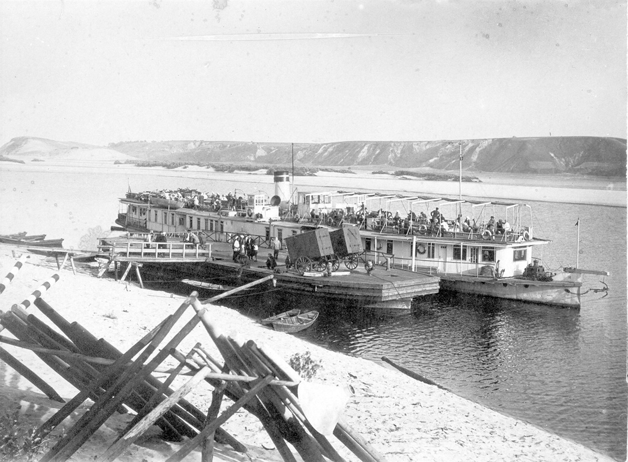 Переяславська пристань. Світлина 1930-х років. Нагорі вже побудований річковий вокзал. На воді залишили лише платформу для причалювання пароплавів.