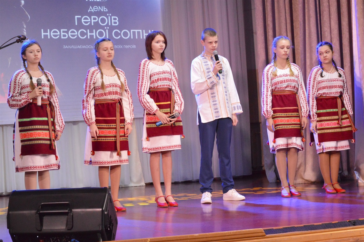 На сцені артисти дитячої театральної студії «Супутник»