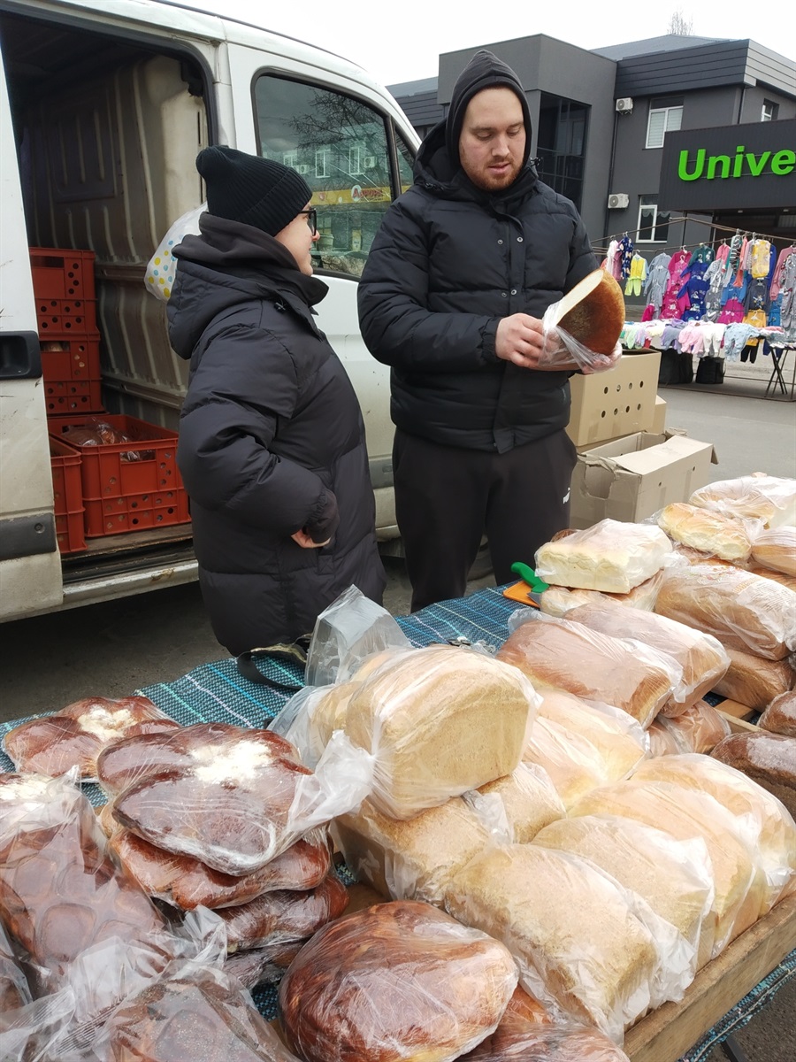 Оскар та Наталя продають  хліб