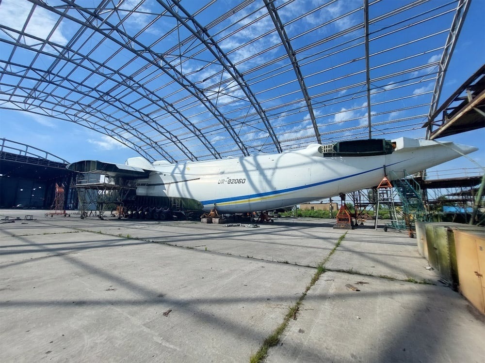 В АН-225 зруйнована передня частина борта: кабіна пілотів зі всім обладнанням, носова секція фюзеляжу, двигун, шасі та частина крила.