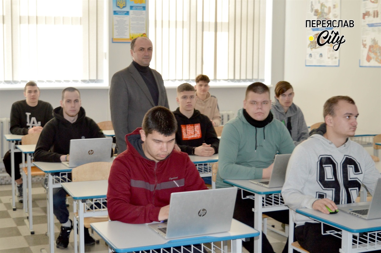Заняття проводить Віктор Кучеренко