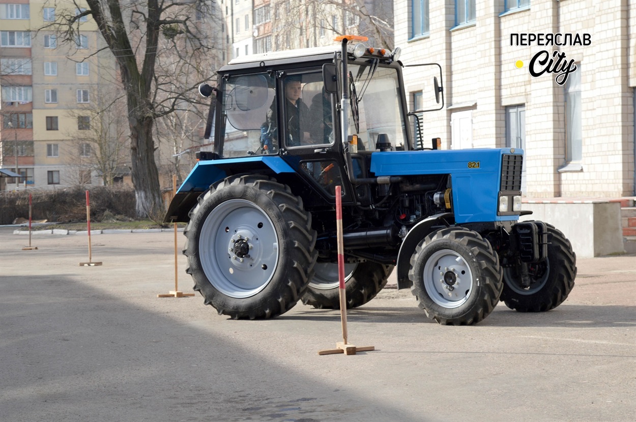 Практичну їзду учні починають на майданчику поблизу учбового корпусу
