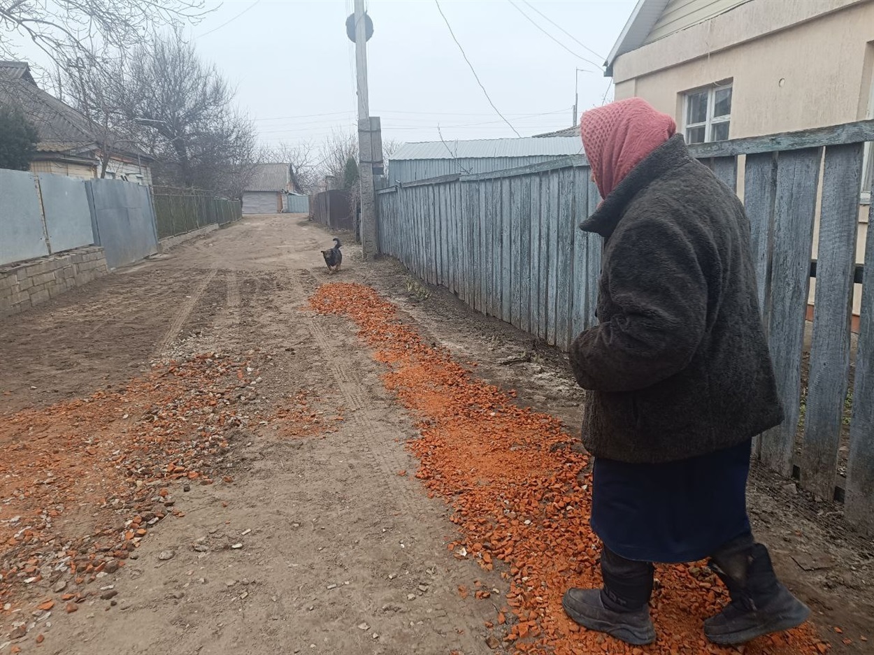 Ніна Погуца  показує, як поремонутвали свою вулицю 