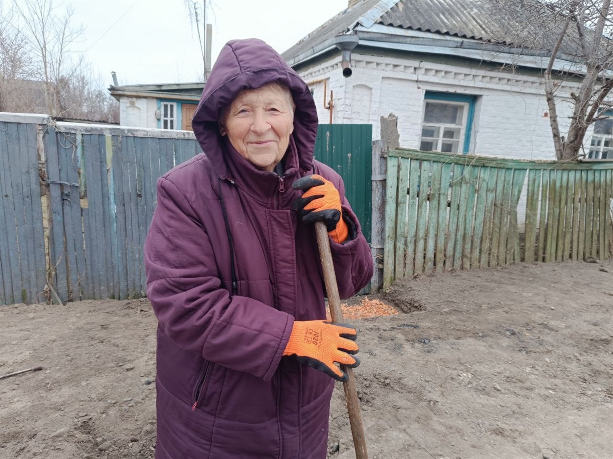 Євгенія Божко самотужки вирівнює дороги на своїх вулицях 