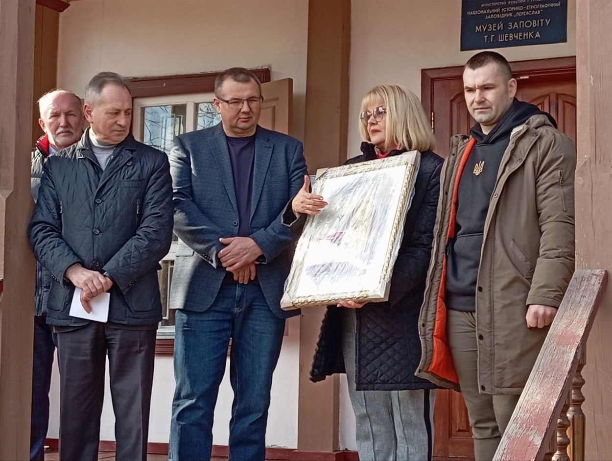 Директор БФ "Рідна країна" Микола Томенко,  гендиректор НІЕЗ "Переяслав" Олексій Лукашевич, художниця Світлана Леонтьєва, ректор УГСП Віталій Коцур. 9 березня, 2024 р. Переяслав. 