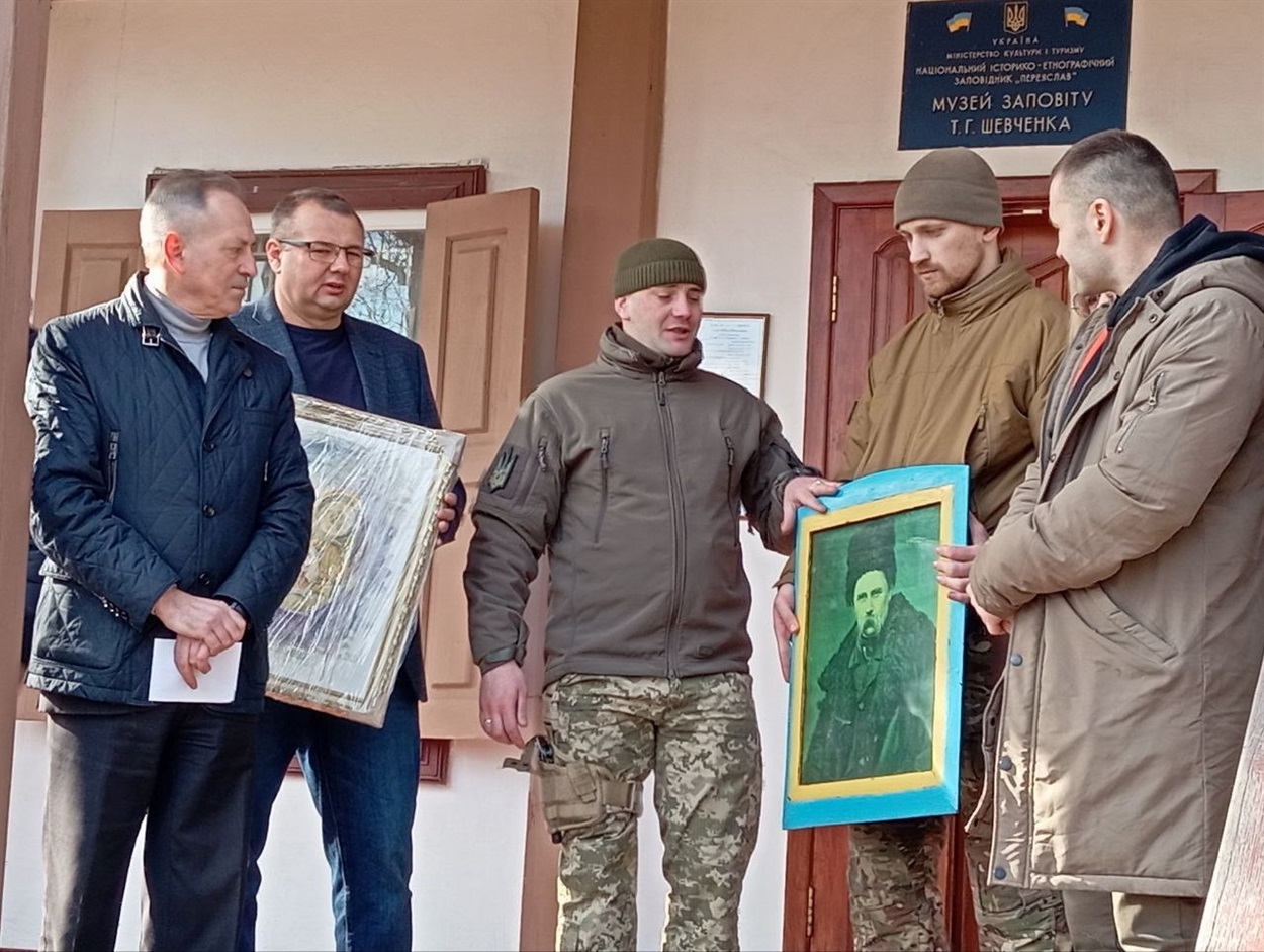 Військовики привезли на подарунок Музею портрет Кобзаря, який вони врятували в селі розбомбленої рашистами Донеччини. 9 березня, 2024 р. Переяслав. 