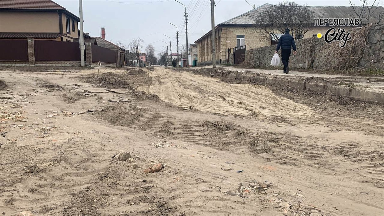 Гімназійну підсипали піском і вкатали важкою технікою 