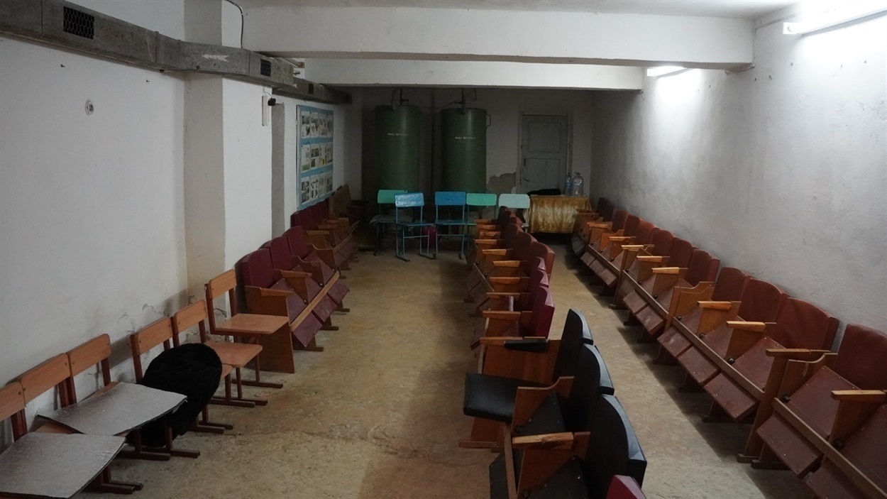 Укриття в будівлі швейної фабрики, яке використовують учні гімназії №2