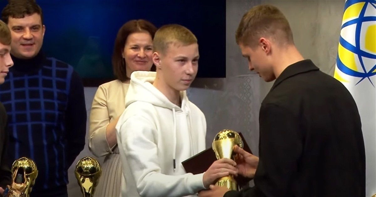 Ростиславу Човгаленку захисник команди "Шахтар" Валерій Бондар вручає Кубок «Золотий м’яч ДЮФЛУ» 