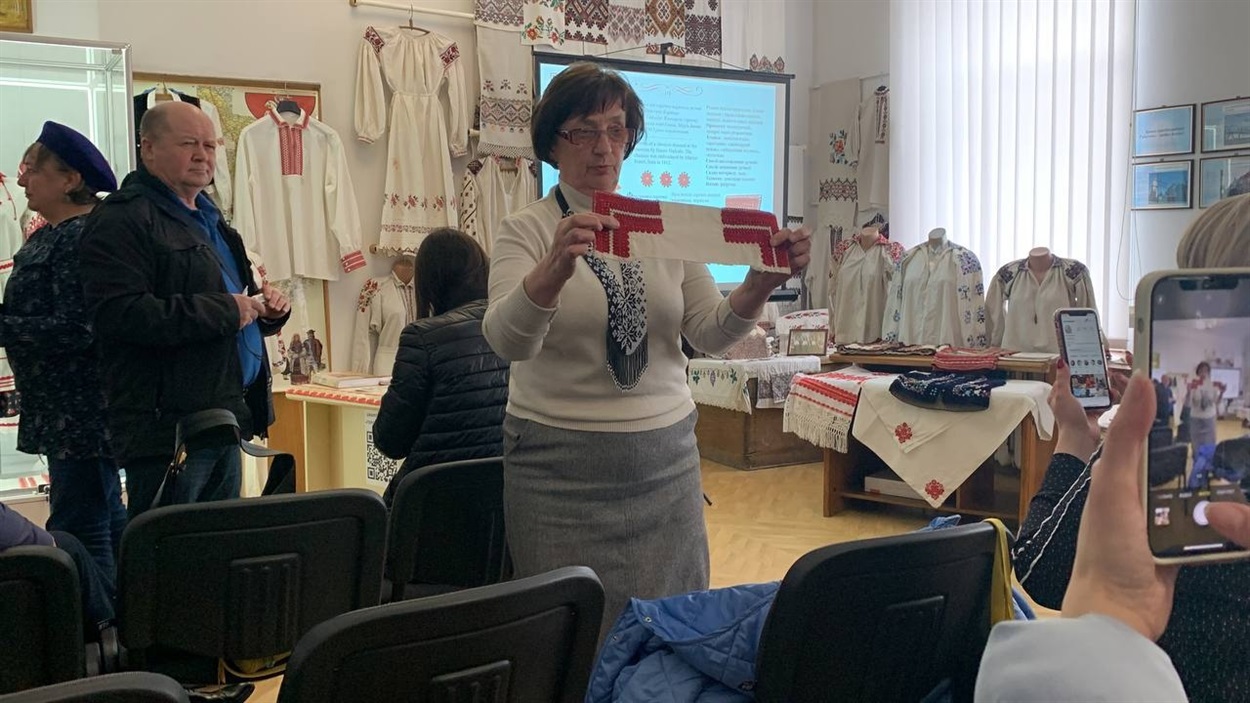 Фрагмент коміру, вишитого городоцьким швом. Сорочка не збереглася, а шов навіть не зблід.