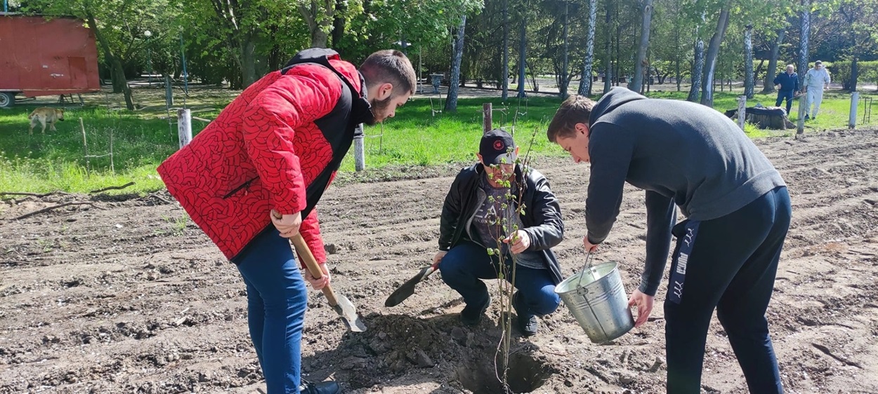 Студенти місцевого вишу долучилися до озеленення. міста. 2023 рік.