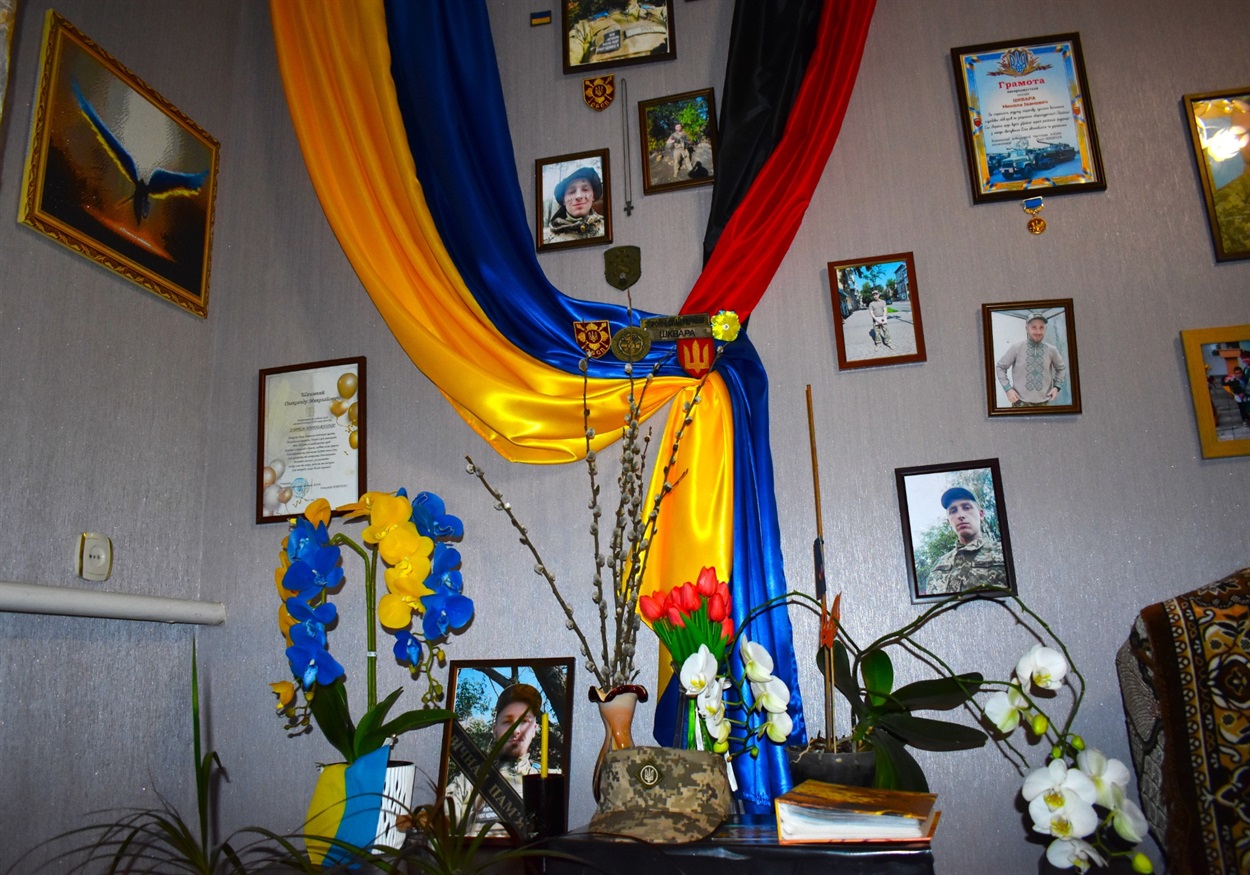 Куточок пам'яті про сина в  родинній оселі Світлани та Миколи Шкварів 