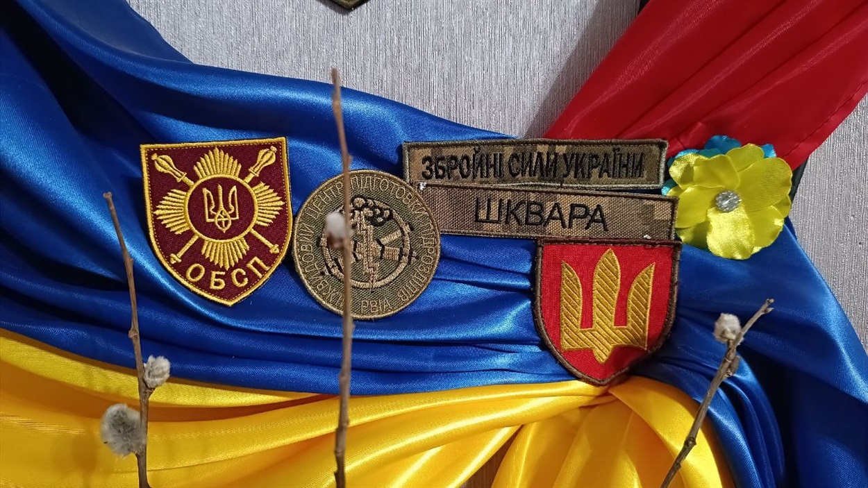 Шеврони в куточку пам'яті про сина в  родинній оселі Світлани та Миколи Шкварів 