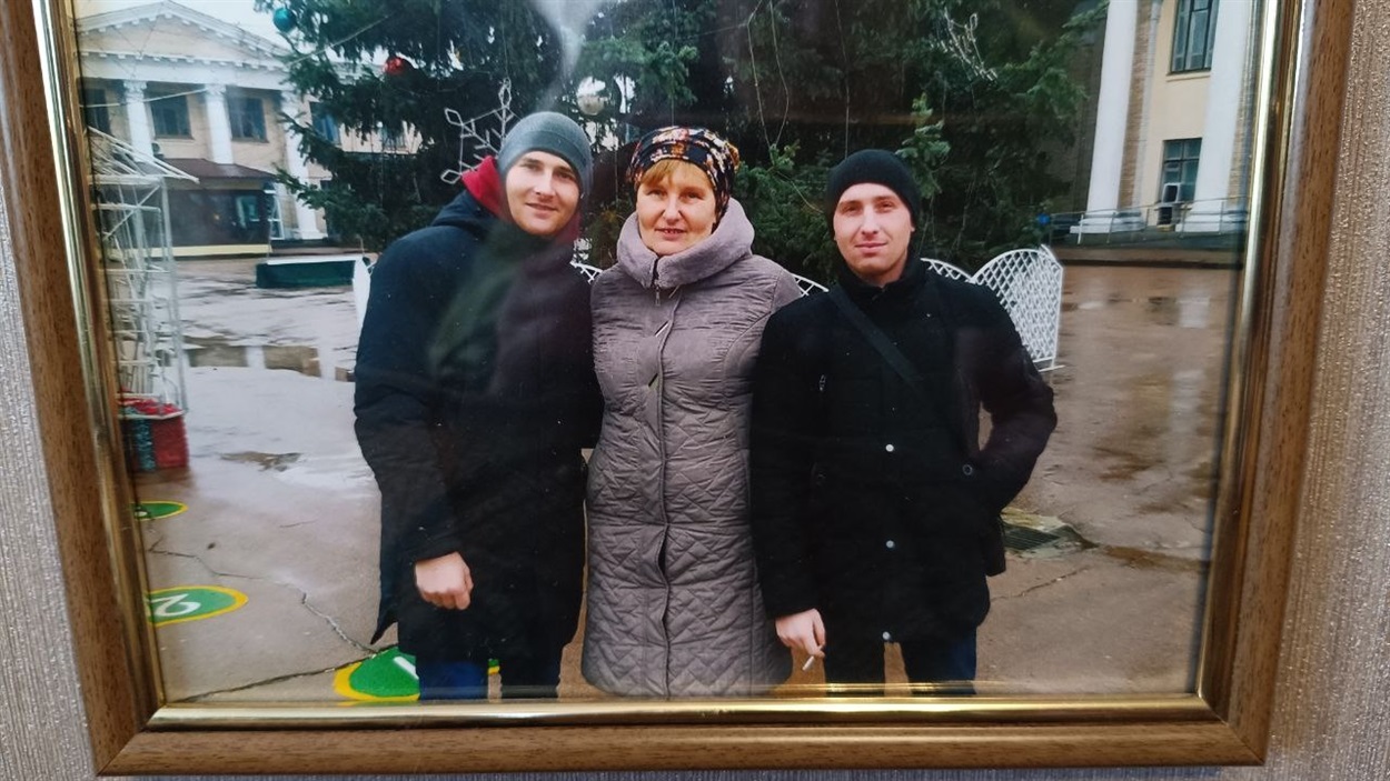 Світлана Петрівна з синами Олексієм та Олександром (праворуч)