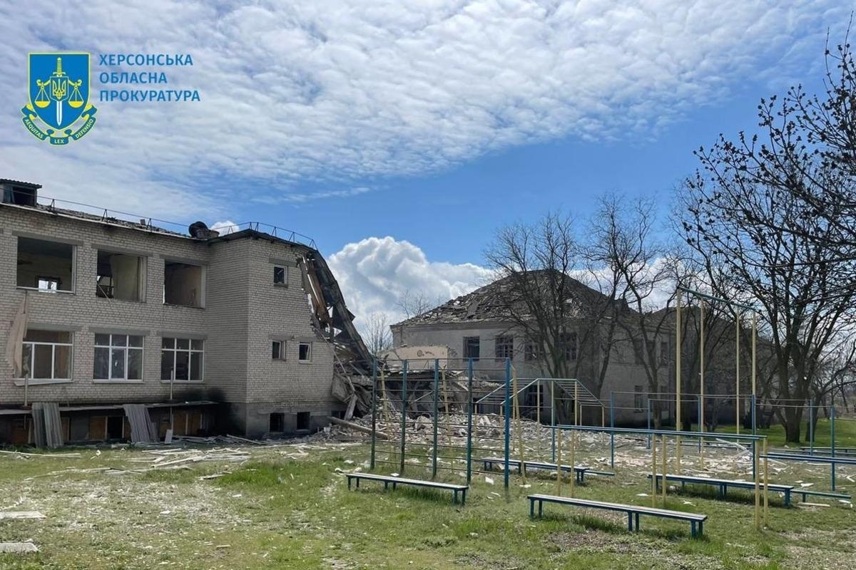 Окупанти скинули авіабомбу на школу в селі Зміївка Бериславського району/13.04.2023 
