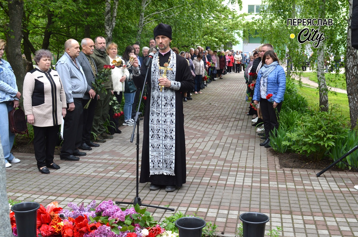 Заупокійну службу проводить Іван Будняк