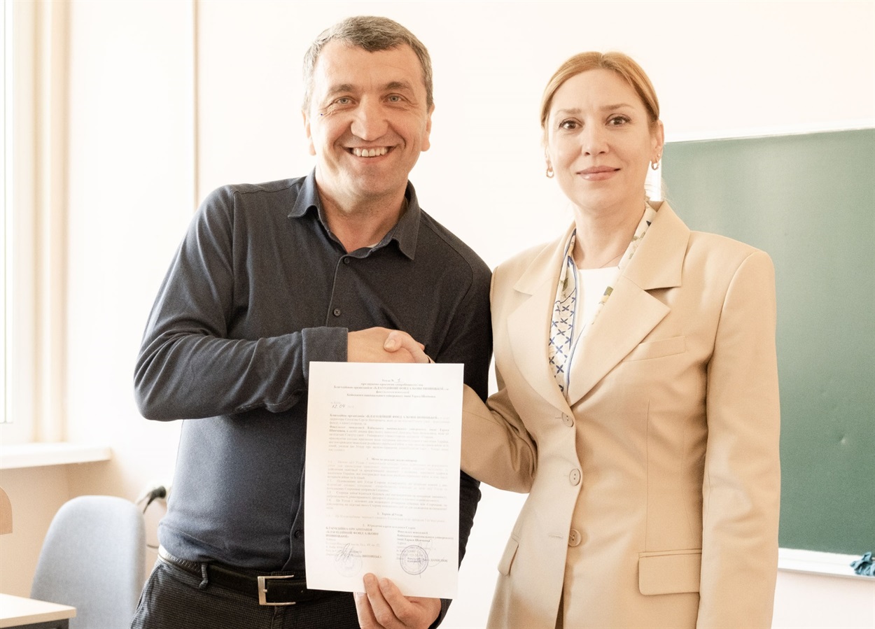 Декан факультету психології КНУ Іван Данилюк та Альона Вінницька
