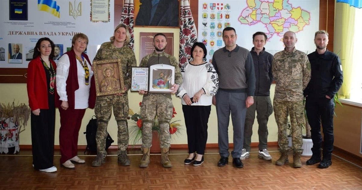 Фото з музикантами гурту "Антитіла" на згадку 