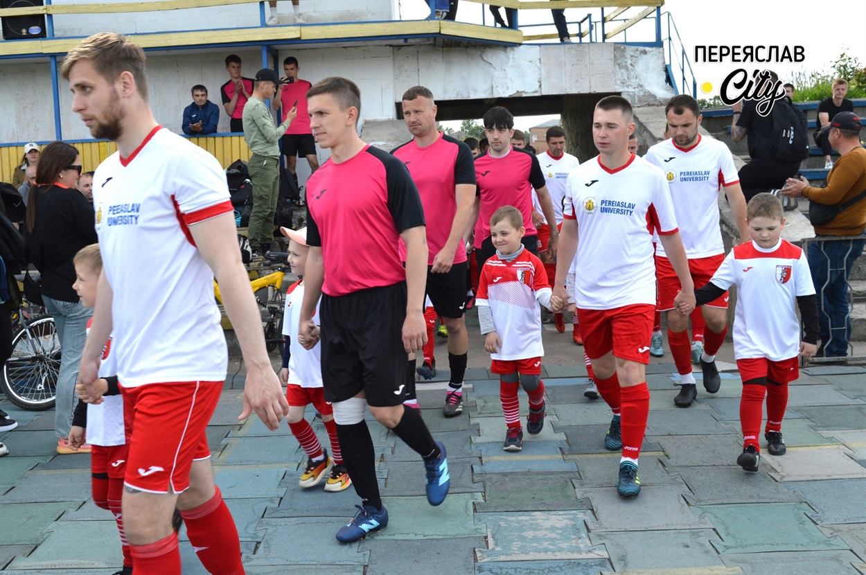 На поле команди вивели юні вихованці команди «Матадор»