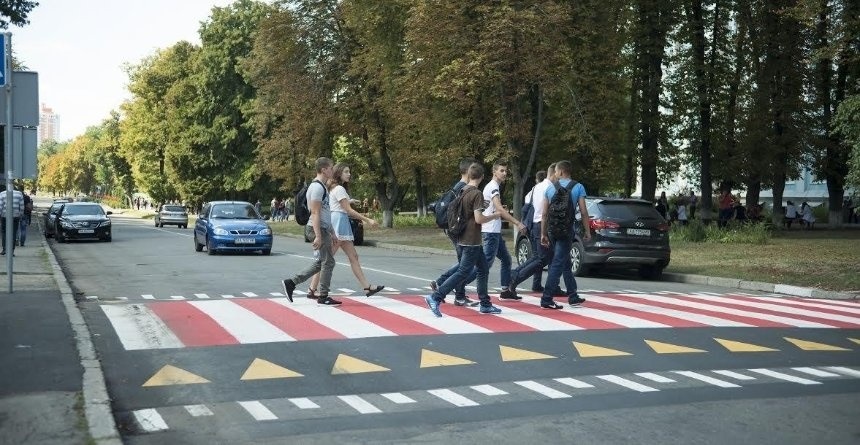 "Високий" пішохідний перехід в Голосіївському районі Києва