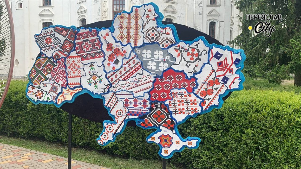 Фотозона "Вишиванка – унікальний код української нації"