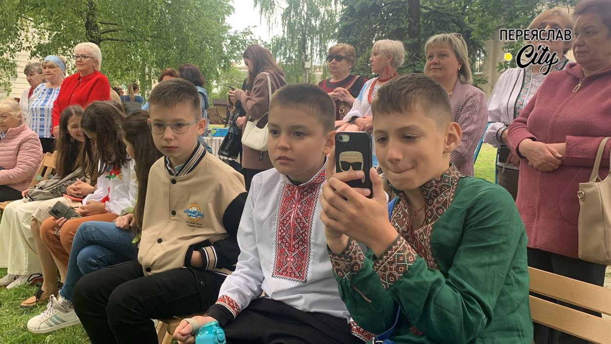 Переяславцям подобається концертна програма, виступи своїх артистів знімають на відео