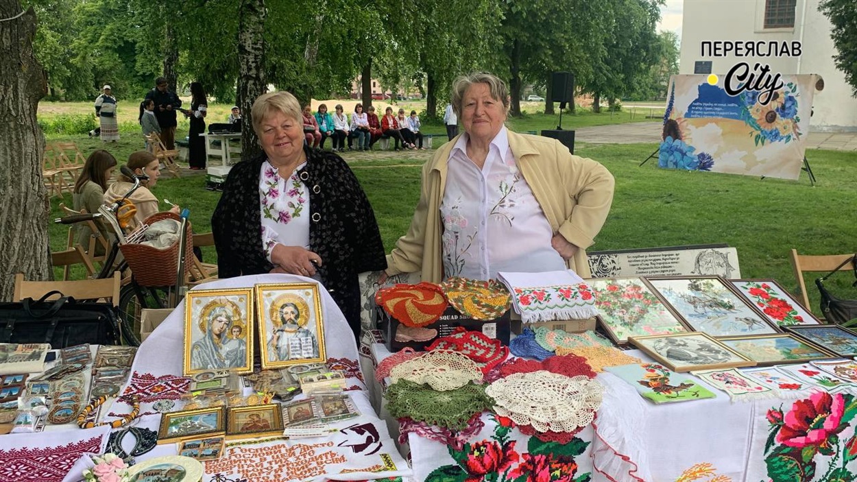 Світлана Степаненко та Катерина Градовська (зліва направо) – членкині творчої спіллки "Мистецтво життя"