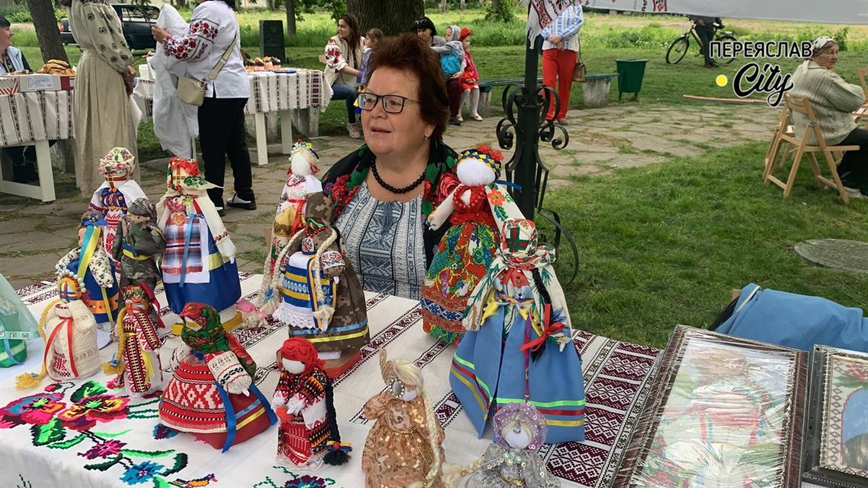 Любов Тенетко допомагає подрузі реалізовувати на ярмарку ляльки-мотанки
