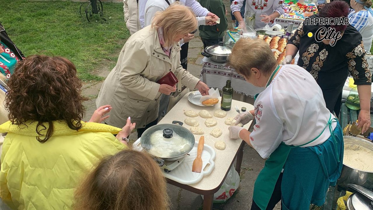 Ірина Присіч смажилла біляші на очах у своїх покупців