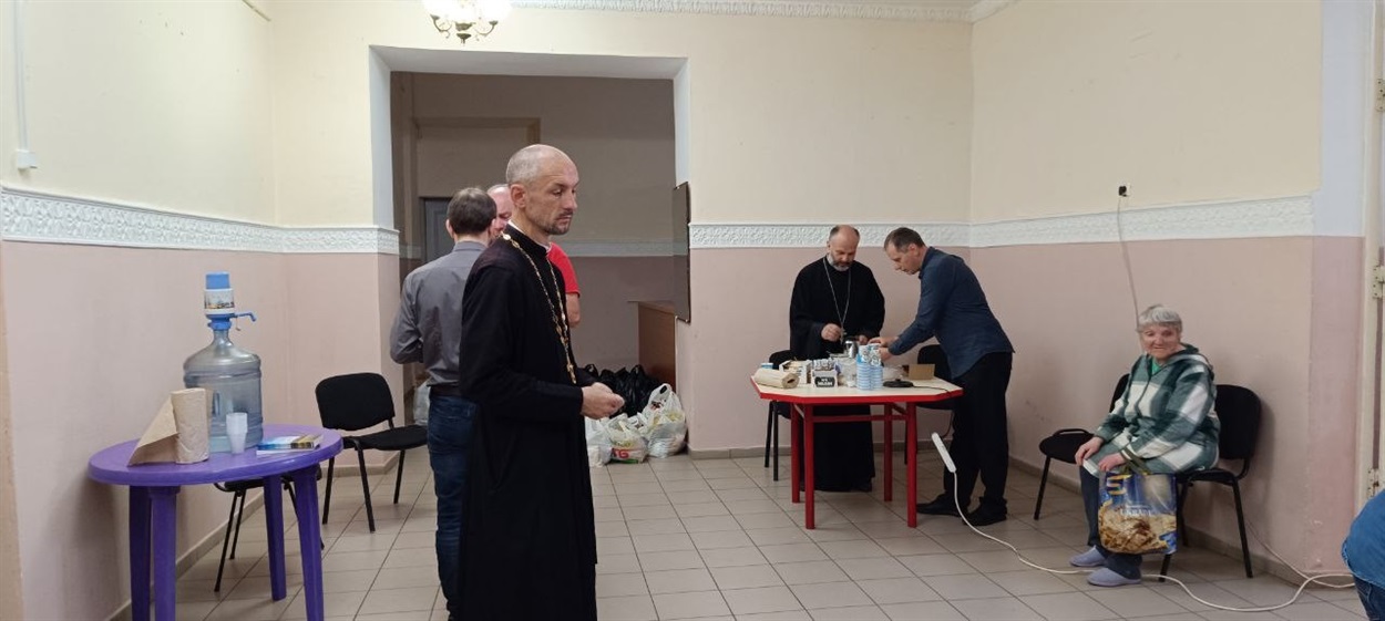 Священники та пастори особисто готували чай та каву для запрошених родичів і чекали на спілкування з ними  