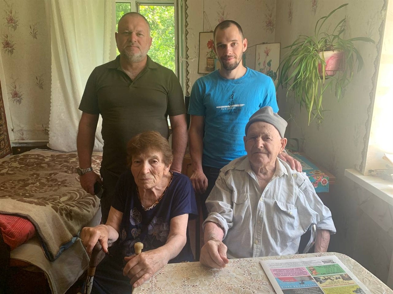Син та онук приїхали привітати Броніславу і Миколу Булатів з "діамантовим весіллям"